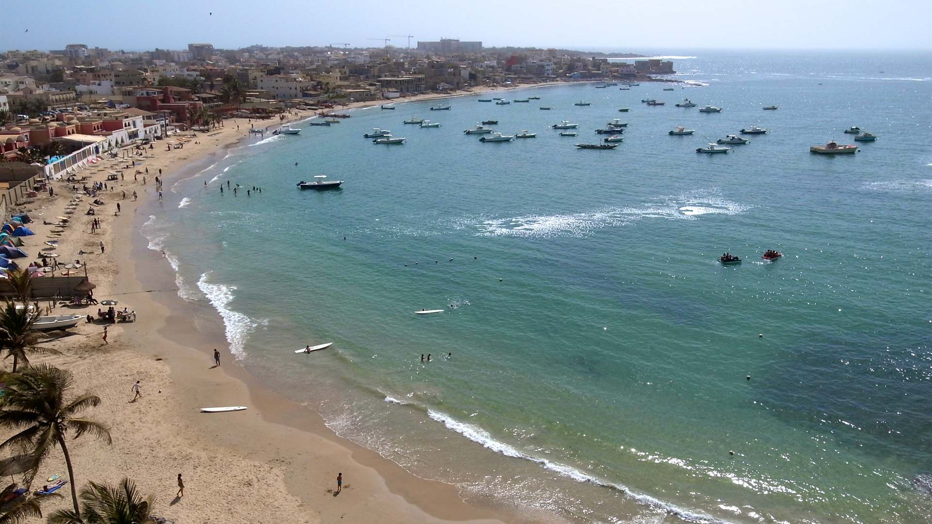 La baie de Ngor à Dakar : plage en croissant, pirogues au mouillage et village en arrière-plan
